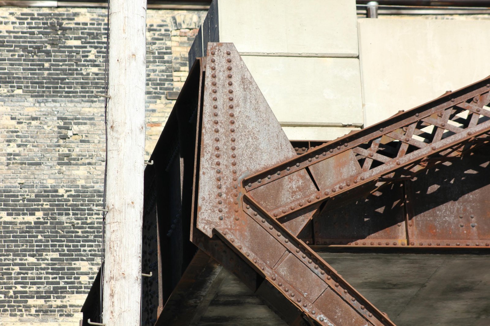 Upper angle connection on counterweight arm